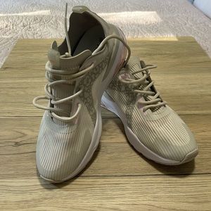 Fabletics Size 7 Sneakers in Sea Clay